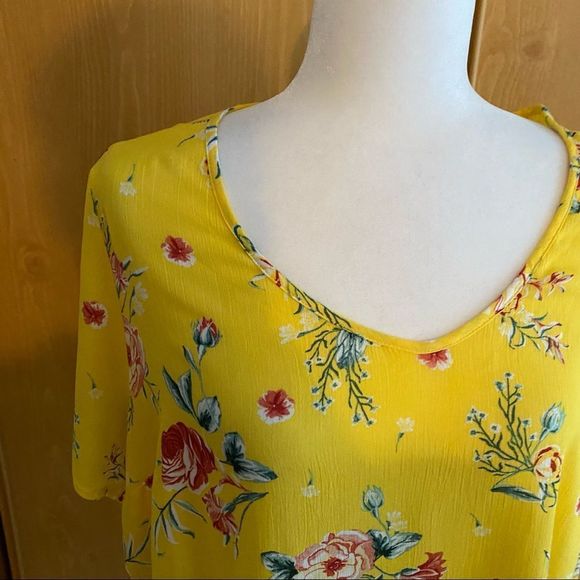 Torrid • Yellow Floral Gauze Button Back Blouse - Picture 3 of 9